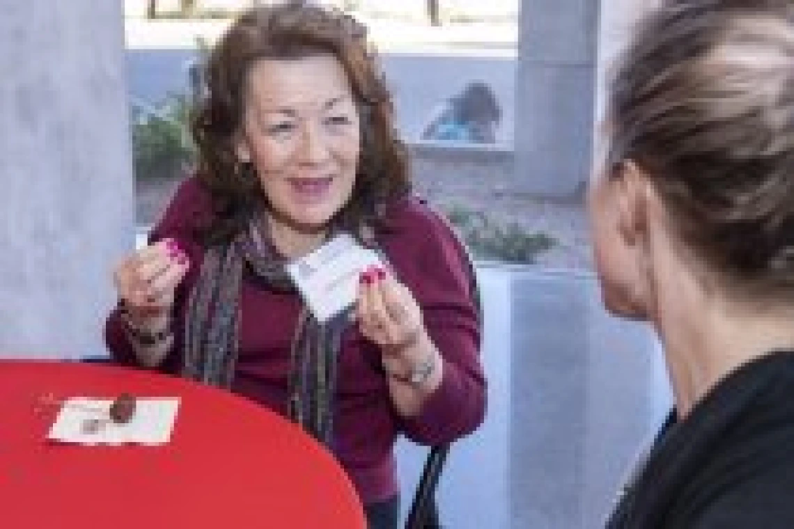 2 women talking while eating a snack